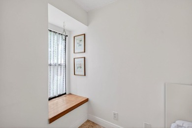 Tucked into the walkable Pineapple Walk community, this 3-bed - photo 32