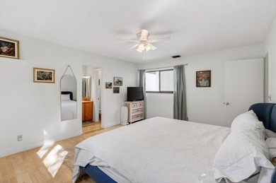 Tucked into the walkable Pineapple Walk community, this 3-bed - photo 48