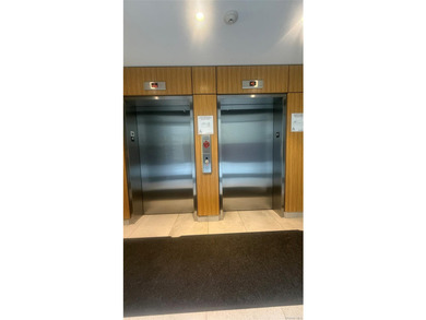 Beautifully maintained large 1 bedroom, 1 bath gourmet kitchen - photo 4