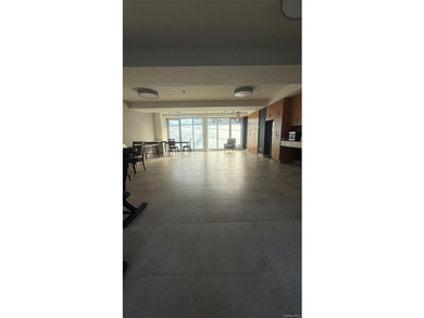 Beautifully maintained large 1 bedroom, 1 bath gourmet kitchen - photo 5