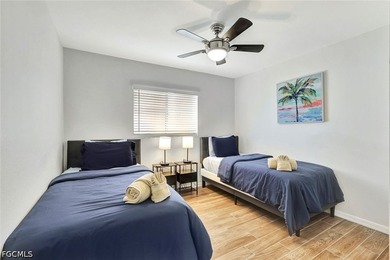 Welcome to paradise! Waterfront pool home with 4 bedrooms and 2 - photo 20