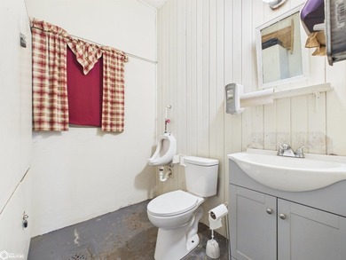 Excellent opportunity to own a versatile commercial property - photo 21