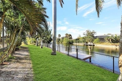 Welcome to paradise! Waterfront pool home with 4 bedrooms and 2 - photo 26