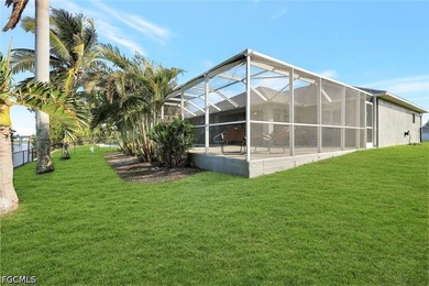 Welcome to paradise! Waterfront pool home with 4 bedrooms and 2 - photo 27