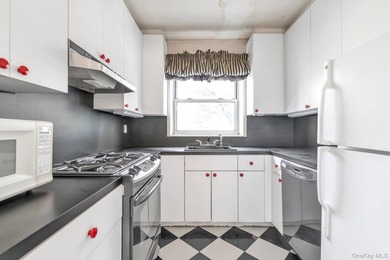 The Greenbriar - Spacious 3-Bedroom with Terrace in the Heart of - photo 8