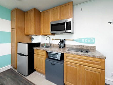 This beach-block studio sits just steps from the iconic Ocean