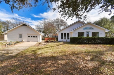 2/2/1 Home in Yantis with views of Lake Fork - photo 4