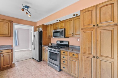ENJOY LAKE LIFE!!GREAT 3 BR, 2.5 bath 2 Story home w/possible - photo 5