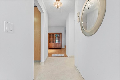 Step inside this beautiful 2-bedroom, 2-bathroom end-unit villa - photo 4