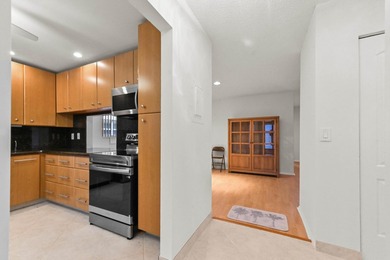 Step inside this beautiful 2-bedroom, 2-bathroom end-unit villa - photo 5