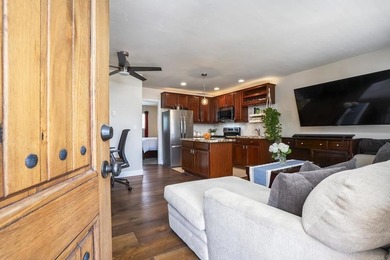 Lovely upgraded top-floor condo features an open floor plan - photo 4