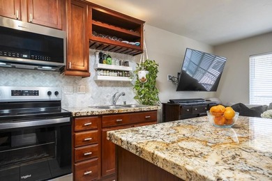 Lovely upgraded top-floor condo features an open floor plan - photo 8