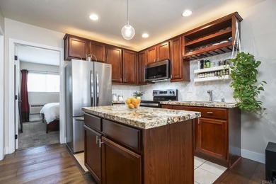 Lovely upgraded top-floor condo features an open floor plan - photo 9