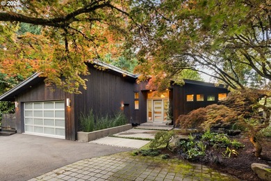 Lake living at its finest with Exceptional privacy. Welcome to - photo 4
