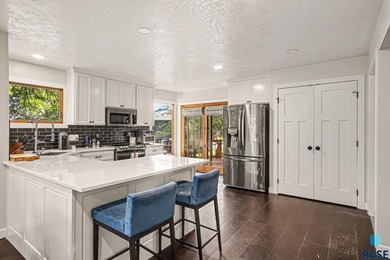 Escape to a private wooded reserve! Imagine a beautiful home - photo 9