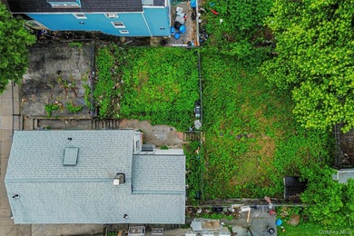 Detached Bronx multifamily with oversized lot, parking, income - photo 1