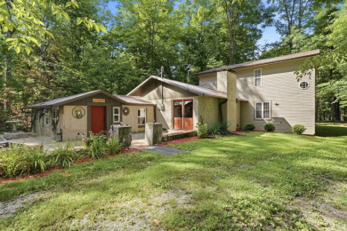 Lakehouse with private trails down to lake - photo 1