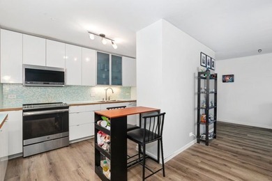 Two bedrooms. Lake view. Endless possibilities. Perched on the - photo 4