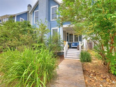 Discover lakeside bliss at 39 Boardwalk in the heart of Carlton - photo 2