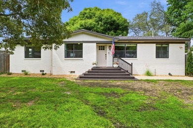Located just one block from Destin Elementary and walkable to - photo 1