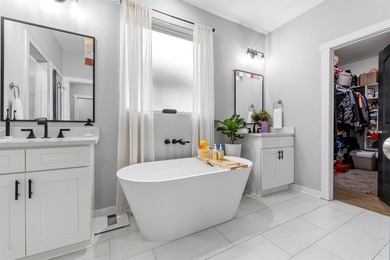 Beautifully designed with a bright, open layout and modern - photo 23