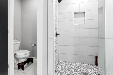 Beautifully designed with a bright, open layout and modern - photo 24