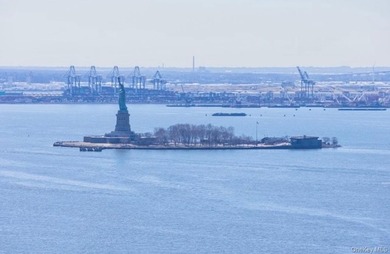 Experience luxury waterfront living in the heart of Battery Park - photo 2