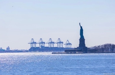 Experience luxury waterfront living in the heart of Battery Park - photo 3