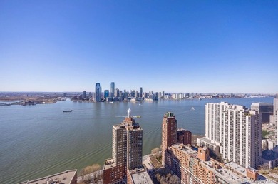 Experience luxury waterfront living in the heart of Battery Park - photo 4