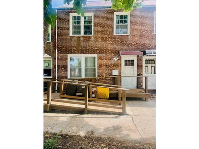 Well maintained brick Colonial. Handicap accessible with - photo 1