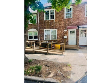 Well maintained brick Colonial. Handicap accessible with - photo 2