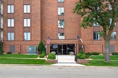 Perfectly situated in the sought-after Five Oaks building, this - photo 1