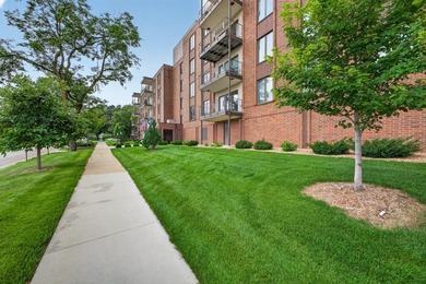Perfectly situated in the sought-after Five Oaks building, this - photo 2