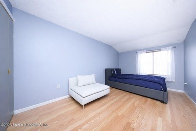BEAUTIFUL AND METICULOUSLY MAINTAINED ONE FAMILY END UNIT - photo 12