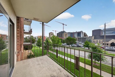 Perfectly situated in the sought-after Five Oaks building, this - photo 4