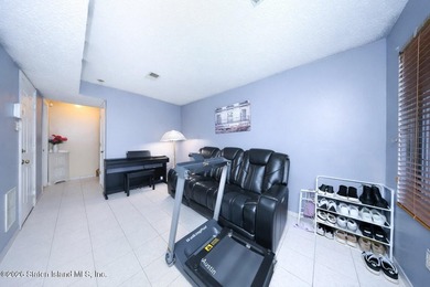BEAUTIFUL AND METICULOUSLY MAINTAINED ONE FAMILY END UNIT - photo 16