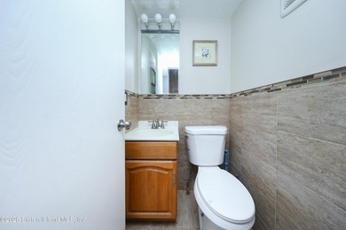 BEAUTIFUL AND METICULOUSLY MAINTAINED ONE FAMILY END UNIT - photo 18