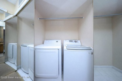 BEAUTIFUL AND METICULOUSLY MAINTAINED ONE FAMILY END UNIT - photo 19