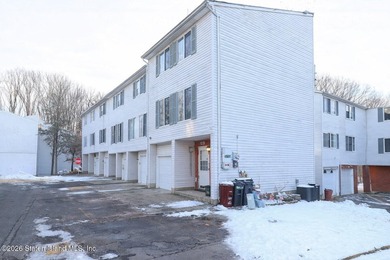 BEAUTIFUL AND METICULOUSLY MAINTAINED ONE FAMILY END UNIT - photo 20