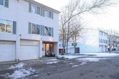 BEAUTIFUL AND METICULOUSLY MAINTAINED ONE FAMILY END UNIT - photo 21