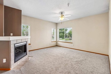 Well maintained main floor 2 BR, 2 BA, east side condo! 2 car - photo 2