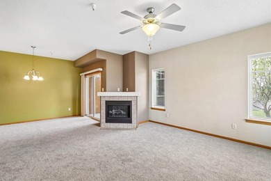 Well maintained main floor 2 BR, 2 BA, east side condo! 2 car - photo 3