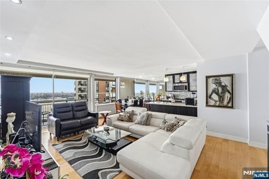 Welcome to 2 Horizon Road, a well-appointed unit set on a quiet - photo 3