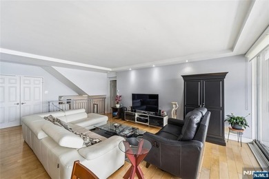 Welcome to 2 Horizon Road, a well-appointed unit set on a quiet - photo 5