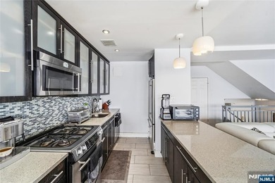 Welcome to 2 Horizon Road, a well-appointed unit set on a quiet - photo 9