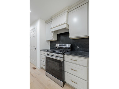 Price Just Reduced - Don't Miss This One! Step into this - photo 35