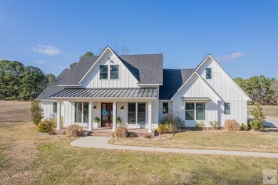 Wright Patman Lake Home For Sale in Maud Texas