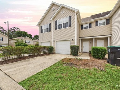 This beautifully maintained 3-bedroom, 2.5-bathroom end-unit - photo 1