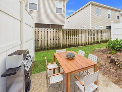 This beautifully maintained 3-bedroom, 2.5-bathroom end-unit - photo 7