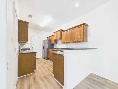This beautifully maintained 3-bedroom, 2.5-bathroom end-unit - photo 8